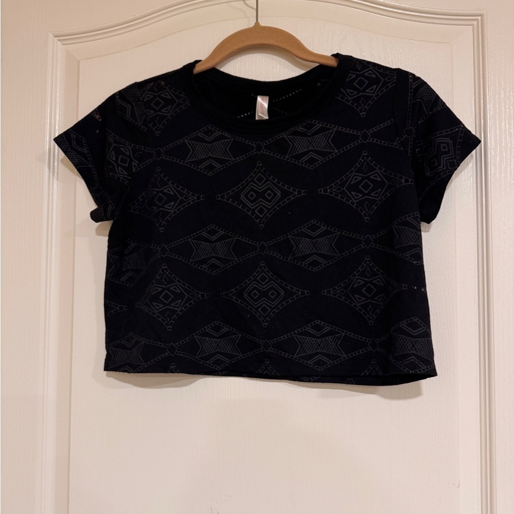 Xhilaration Black Geometric Flowy tee crop top​​​​